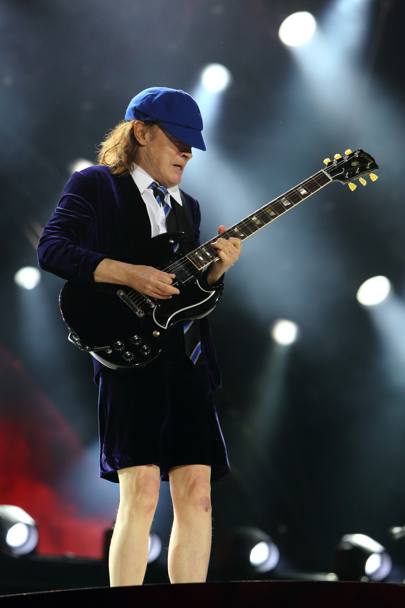 Angus Young, nato in Scozia 60 anni fa, con berretto e pantaloncini da scolaretto: un outfit che lo accompagna da sempre sul palco. (Henry Ruggeri) 